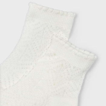 Skarpetki ażurowe kolor kremowy Mayoral dla dziewczynki