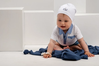 Chłopięca czapka niemowlęca  Leonardo kolor biały- Jamiks